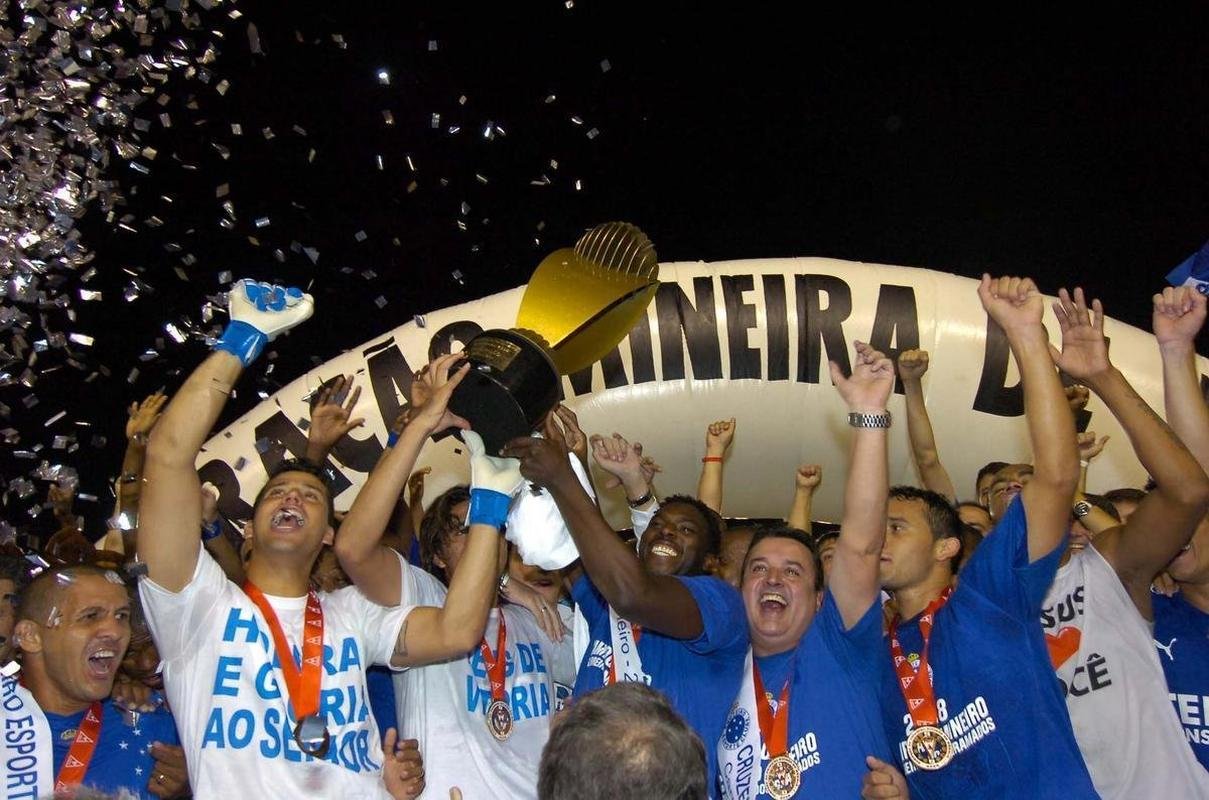 Em 2008, F�bio ergueu o trof�u do Campeonato Mineiro, depois de goleada por 5 a 0 sobre o Atl�tico na final.