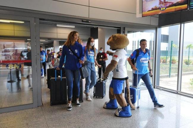 Minas desembarca no aeroporto de Confins, em BH, neste s�bado (30), ap�s o tri da Superliga Feminina