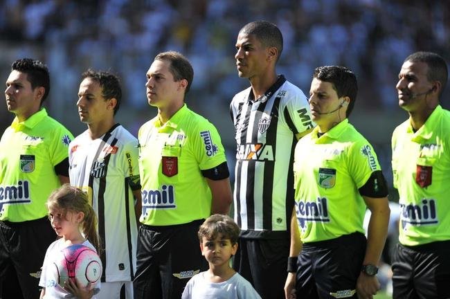 Imagens do duelo entre Atltico e Democrata-GV, no Independncia, pelo Campeonato Mineiro