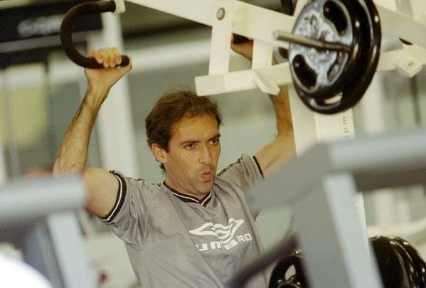 Depois de ser dispensado do Cruzeiro pelo então técnico Paulo César Carpegiani, Djian acertou com o Atlético, onde atuou até 2002. Em 54 jogos no alvinegro, o ex-zagueiro marcou um gol.