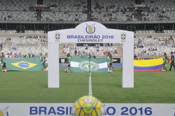 O Mineiro foi palco de homenagens s vtimas da tragdia com o avio da delegao da Chapecoense antes e durante Cruzeiro x Corinthians