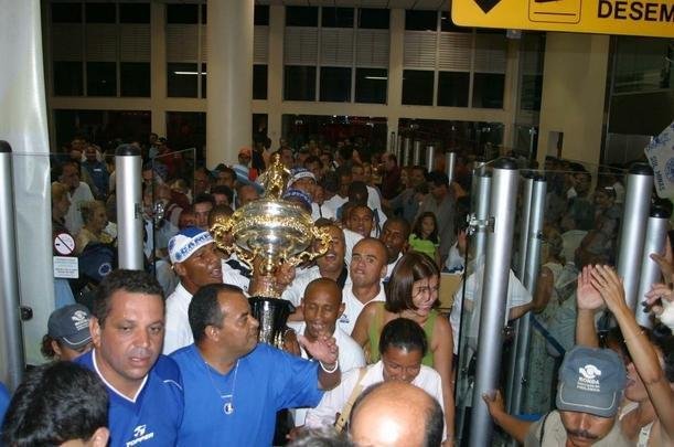 O primeiro passo do Cruzeiro em 2003 para alcanar a histrica Trplice Coroa foi dado em 16 de maro, com a conquista do Campeonato Mineiro de pontos corridos. A taa foi erguida de forma antecipada com a vitria por 4 a 0 sobre a URT, no estdio Zama Maciel, em Patos de Minas, pela 11 rodada. Deivid, Aristizbal, Alex e Maurinho marcaram os gols do triunfo. Em seguida, o elenco deu a volta olmpica, ergueu a taa diante dos cruzeirenses e desfilou em carro aberto pela cidade do interior de Minas. No retorno a BH, naquele mesmo dia, o grupo foi recebido com festa pela torcida no Aeroporto da Pampulha. O Cruzeiro foi campeo estadual invicto. O ltimo jogo foi contra o Tupi, no Mineiro.