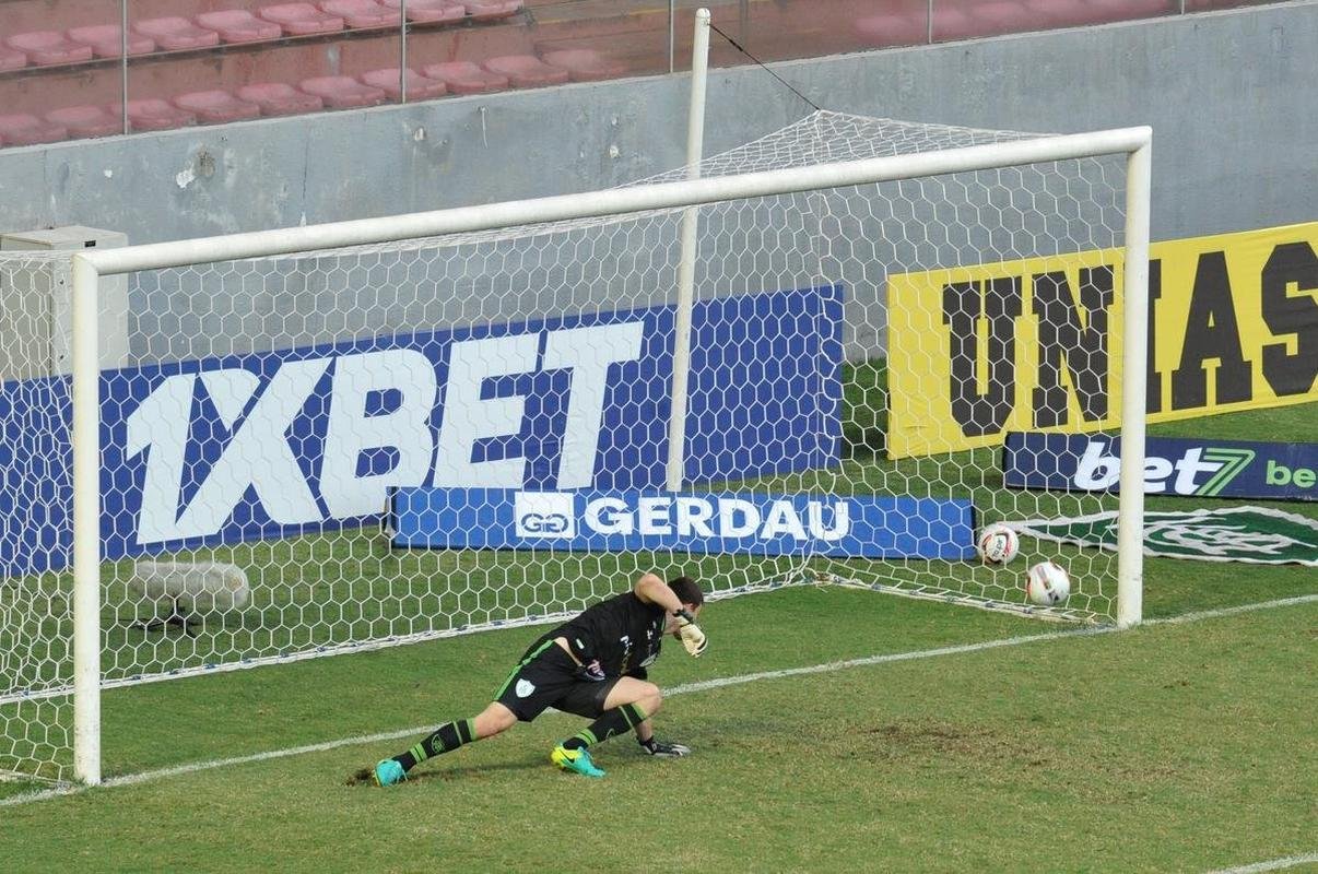 Gustavo Crecci marcou o gol da vitria do Villa Nova no Independncia, sobre o Amirca