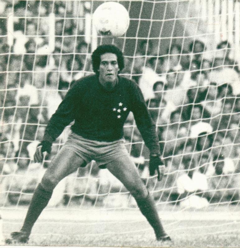 O goleiro Hlio defendeu o Cruzeiro de 1971 a 1978 e fez 207 partidas com a camisa da Raposa. Ele chegou a ser titular no perodo em que Raul Plassmann acionou o clube na Justia.