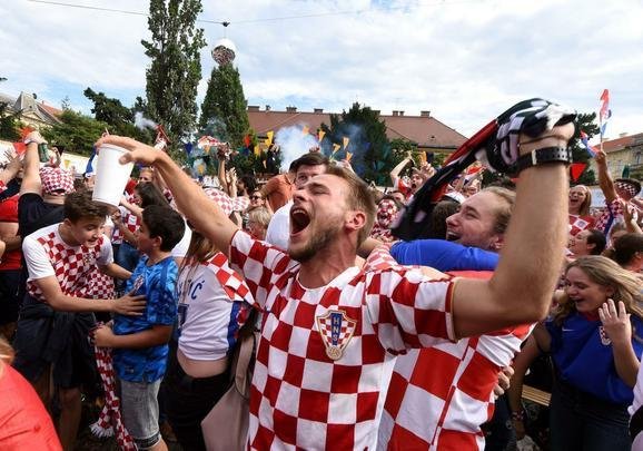 Reaes da torcida croata em Zagreb depois da perda do ttulo da Copa do Mundo para a Frana