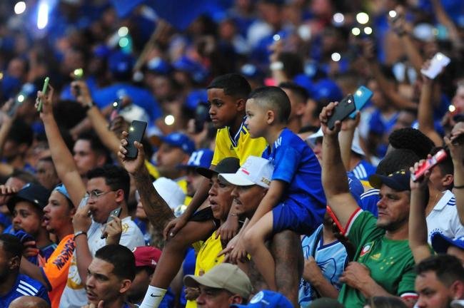 Gabriel Henry, o Gabrielzinho, de 11 anos, em festa na torcida do Cruzeiro durante o empate por 1 a 1 com o Cricima, no Mineiro, pela Srie B de 2022