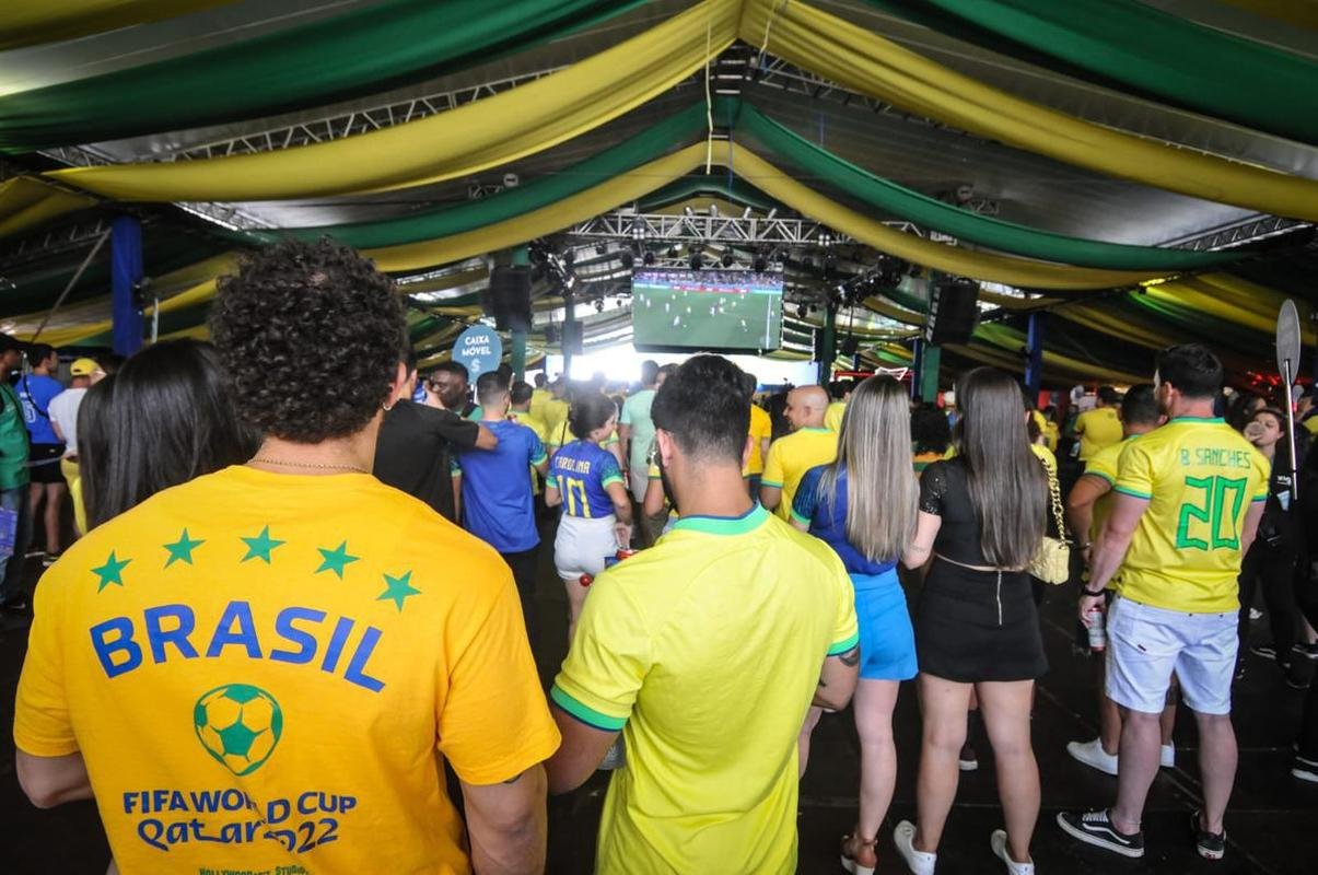 No evento Ginga BH, no bairro Buritis, em Belo Horizonte, torcedores acompanham o jogo entre Brasil e Crocia pelas quartas de final da Copa do Mundo