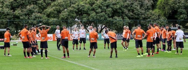 Fotos do treino do Atltico neste sbado, na Cidade do Galo. O tcnico Rodrigo Santana deve escalar o time com Wilson; Patric, Igor Rabello, Rver e Fbio Santos; Jair e Elias; Char, Vincius e Cazares; Ricardo Oliveira