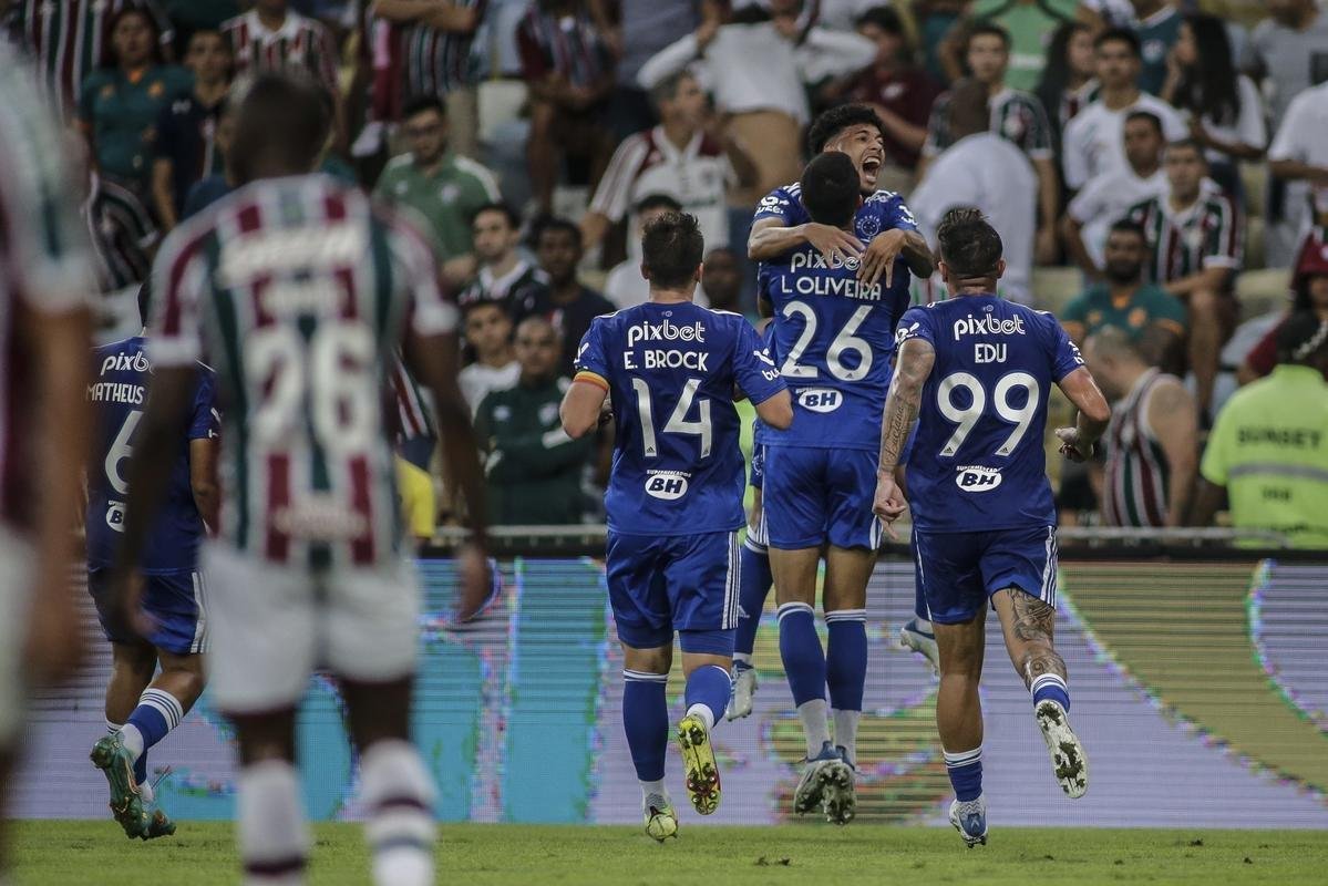 Fotos do gol de empate do Cruzeiro, marcado por Oliveira, de cabea, aps escanteio cobrado por Machado: 1 a 1