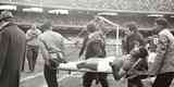 13/10/1968 - Lance da partida entre Cruzeiro e Santos, pelo Roberto, no estdio Morumbi, em So Paulo. Procpio sofre uma leso no joelho aps uma dividia de bola com Pel.