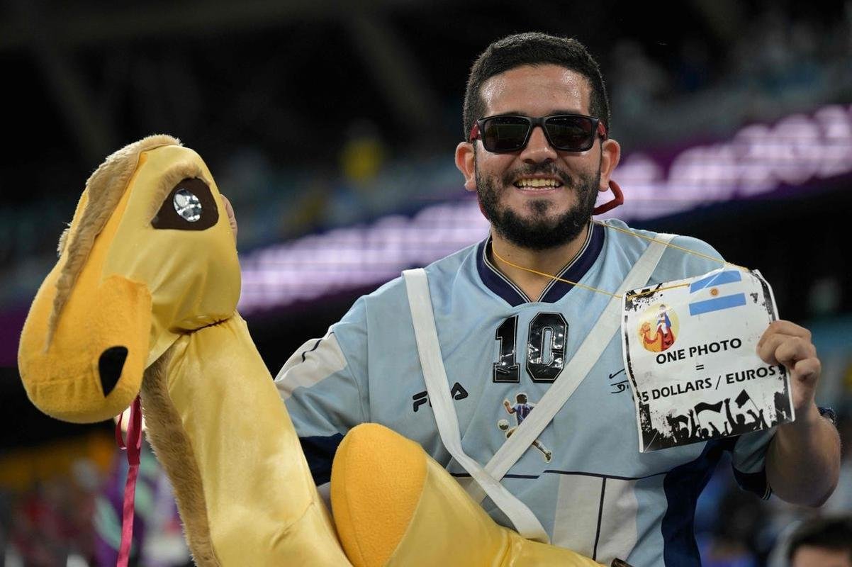 Fotos das torcidas de Argentina e Polnia durante jogo entre as duas selees pelo Grupo C da Copa do Mundo, no Estdio 974, em Doha, no Catar