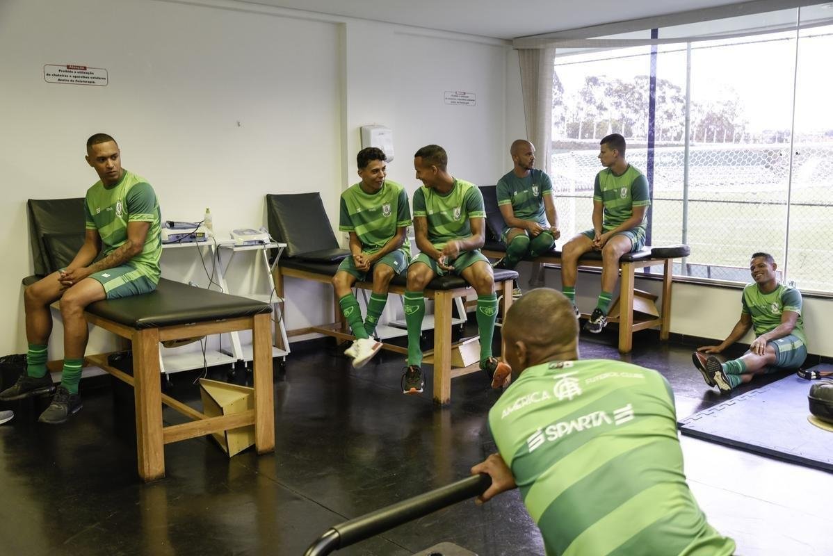 O Amrica se reapresentou nesta quinta-feira para a prxima temporada. Alm de j contar com os reforos, o Coelho mostrou o novo uniforme de treino, da Sparta, marca-prpria do clube