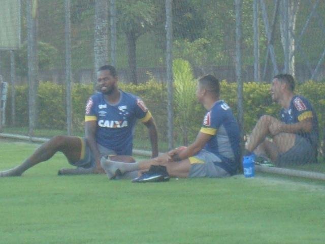 Thiago Neves acompanha treino do Cruzeiro na companhia de zagueiro Ded e de atacante Judivan
