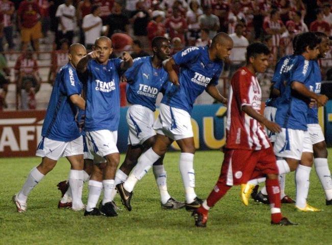 Em 2007, a parceria Cruzeiro-Puma seguiu, com uma camisa em azul predominante, mas detalhes dourados, como nmero e a coroa, agora centralizada. As estrelas ficaram soltas na camisa, atendendo a uma recomendao da torcida, aps votao pela internet. O uniforme branco manteve o padro. No meio da temporada, a Xerox deu lugar  Tenda Construtora, empresa de construo civil.