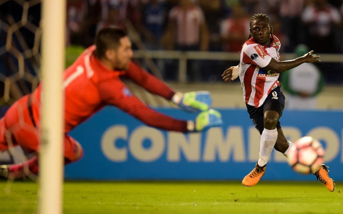 O meia-atacante Yimmy Char, do Junior Barranquilla,  a vlvula de escape do time colombiano com jogadas rpidas pela beirada do campo