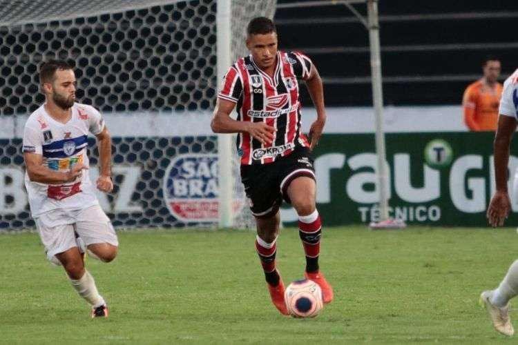 Andr (volante) - Uma das principais revelaes da base coral em 2020, Andr demorou a ganhar chances no time, mas logo se destacou e se firmou no primeiro time. Disputando posio com Bileu, ele tem quase 30 jogos no ano