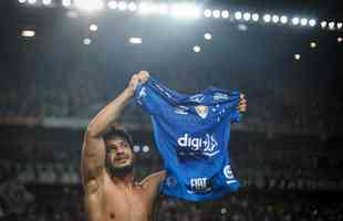 Leo comemora classificao do Cruzeiro s semifinais da Copa do Brasil sobre o rival Atltico, em 2019, no Independncia