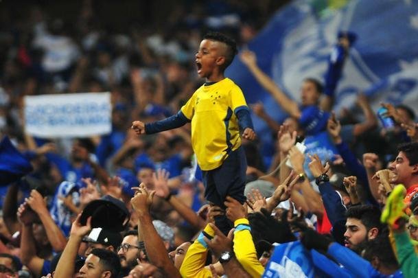 Torcedores do Cruzeiro lotam as arquibancadas do Mineiro para acompanhar a partida vlida pelas quartas de final da Copa do Brasil