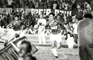 Na final da Supercopa de 1992, o Cruzeiro goleou o Racing por 4 a 0, em 18 de novembro, com 78 mil torcedores no Mineiro. Roberto Gacho, duas vezes, Lus Fernando Flores e Marco Antnio Boiadeiro fizeram os gols. No confronto de volta, a magra vitria dos argentinos por 1 a 0 no impediu o Cruzeiro de comemorar o bi do torneio.