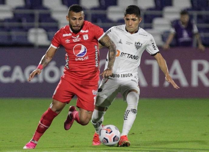Jogo entre América de Cáli e Atlético, em Barranquilla, pela Copa Libertadores, teve diversas paralisações devido aos efeitos do gás de pimenta nos atletas. Protestos do lado de fora do estádio, contra o governo, tiveram consequências no gramado.