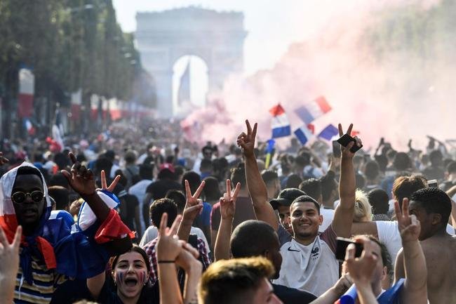 Torcedores franceses tomaram principais pontos tur�sticos e avenidas de Paris para celebrar o bi mundial