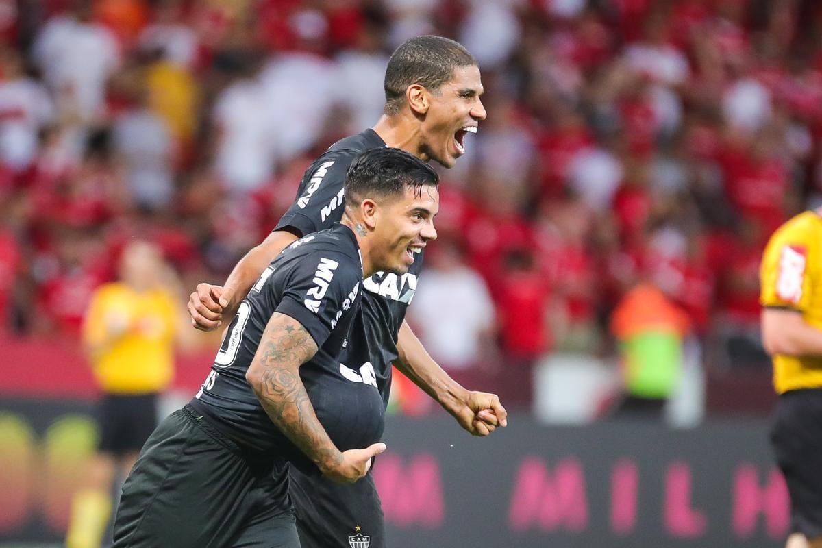 Galo derrotou Internacional no Beira-Rio com gols de Cazares e Terans; D'Alessandro descontou de pnalti