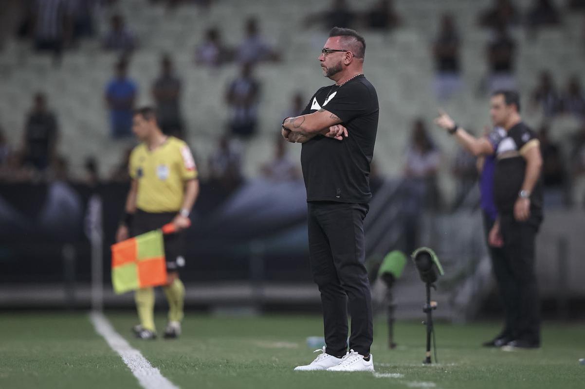 O Atltico visitou o Cear nesta quarta-feira (15), na Arena Castelo, em Fortaleza, pela 12 rodada do Campeonato Brasileiro. Veja as melhores imagens do confronto.