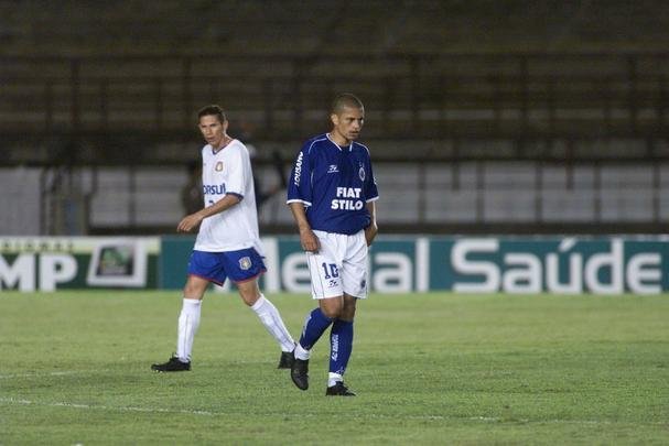 2003 - Copa Sul-Americana - Cruzeiro foi eliminado na primeira fase ao terminar a preliminar nacional em segundo colocado. Imagem da partida diante do São Caetano, no Mineirão, pela fase preliminar.