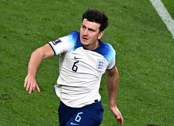 Criticado por fãs do futebol, zagueiro do Manchester United foi substituído na vitória por 6 a 2 sobre o Irã para receber atendimento médico