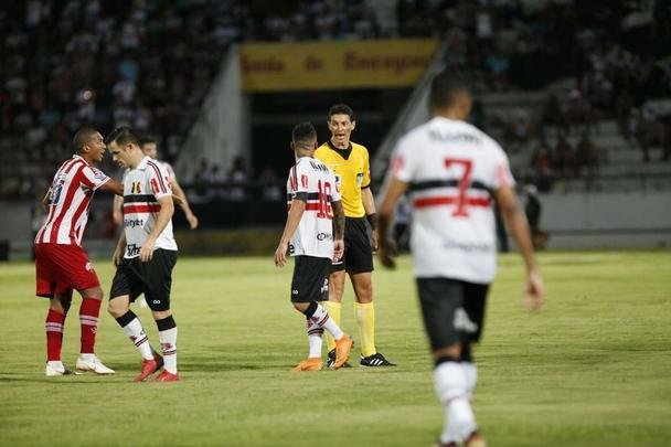 Equipes se enfrentaram no estdio do Arruda pela nona rodada da Srie C.