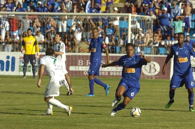 Ipatinga e Cruzeiro empataram por 0 a 0, no Ipatingo, pelo confronto de ida da semifinal do Campeonato Mineiro de 2010.