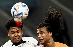 Lances do jogo entre Holanda e Estados Unidos pelas oitavas de final da Copa do Mundo.