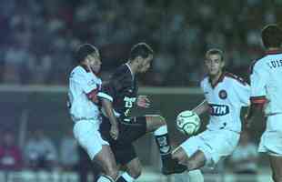 No primeiro jogo das oitavas de final de 2000, o Atlético recebeu o Athletico-PR no Mineirão. O Galo venceu por 1 a 0, gol de Marques. No jogo da volta, perdeu por 2 a 1, mas se classificou nos pênaltis.