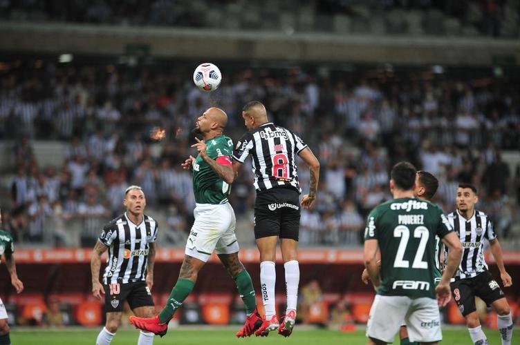 No segundo tempo, de cabea, Vargas abriu o placar para o Atltico no Mineiro: 1 a 0