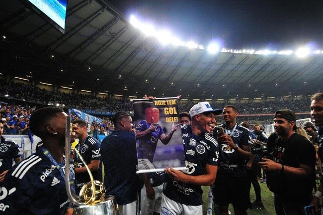 Cruzeiro levanta a taa da Srie B e faz festa no Mineiro
