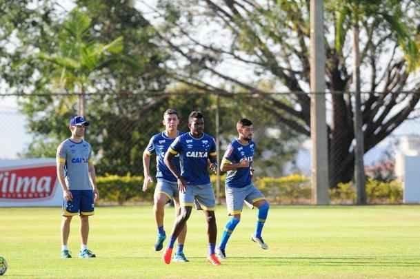 Depois de invaso de torcida organizada, jogadores trabalharam normalmente. Ded foi entregue  preparao fsica, assim como volante Marciel. Time enfrenta o Vitria na quarta-feira pela Copa do Brasil