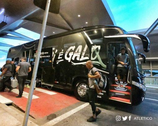 Jogadores do Atlético embarcaram rumo ao Uruguai