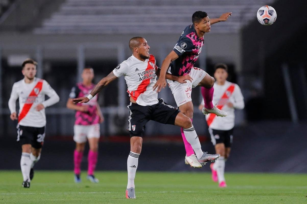 Com 25 casos simultneos de COVID-19, River Plate enfrentou Independiente Santa Fe-COL com apenas 11 jogadores disponveis e com o volante Enzo Prez improvisado como goleiro.