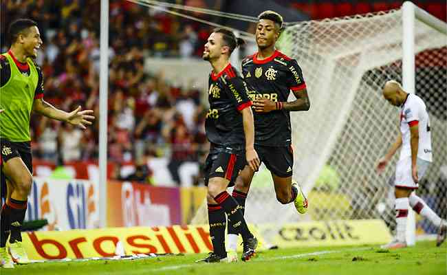 Michael foi o destaque da noite e marcou duas vezes diante do Atltico-GO no Maracan