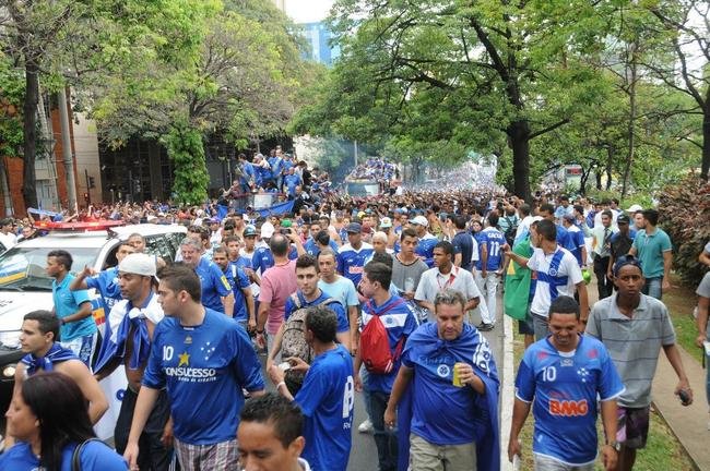 Depois de vencer o Vitria por 3 a 1 no Barrado, em Salvador, na noite de 13 de novembro de 2013, e confirmar o tricampeonato brasileiro, o Cruzeiro desembarcou em Confins numa quinta-feira e foi recebido por milhares de pessoas nas ruas de Belo Horizonte. O elenco desfilou em carro pela Avenida Antnio Carlos, pela Avenida Afonso Pena, no Centro, e foi em direo  sede do Barro Preto. Esta, sem dvida, foi a festa que envolveu o maior nmero de pessoas na capital mineira.