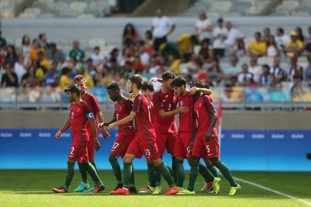 Portugal e Arglia empataram por 1 a 1 no Mineiro. Resultado fez os lusitanos avanarem s quartas de final em primeiro. Honduras passou em segundo. Surpreendentemente, Argentina est eliminada dos Jogos do Rio j na primeira fase do futebol masculino 