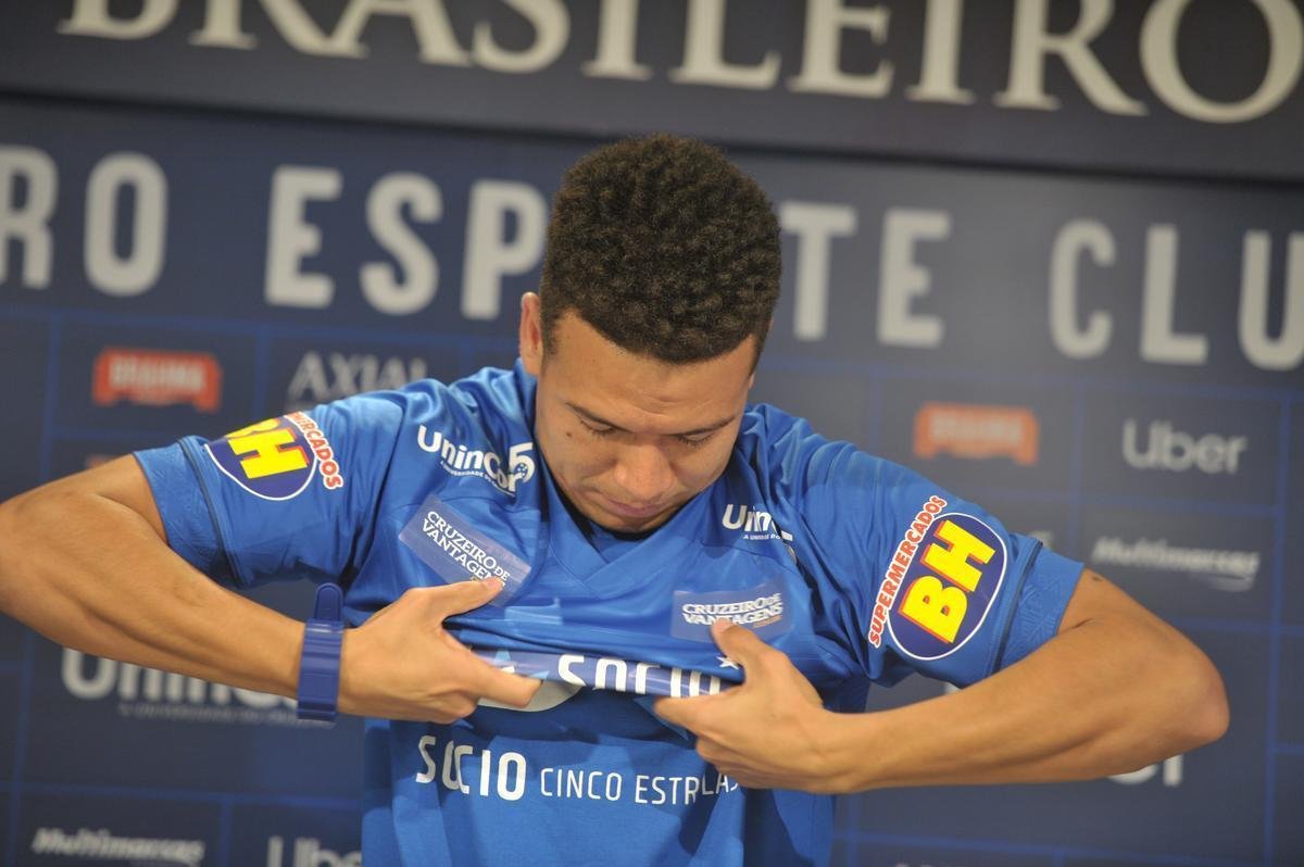 Fotos da apresentao de meia Marquinhos Gabriel no Cruzeiro (Alexandre Guzanshe/EM D.A Press)