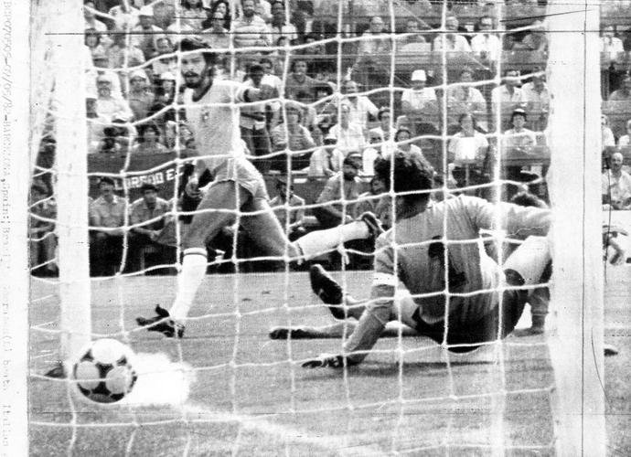 Fotos da vitria da Itlia sobre o Brasil, por 3 a 2, pela segunda fase. Paolo Rossi fez trs gols e se transformou em histrico carrasco da Seleo. Na imagem, o gol de empate de Scrates (1 a 1)