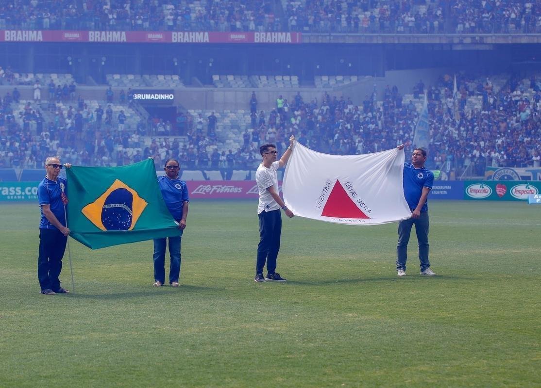 Seu Lcio entrou no gramado com jogadores, carregou bandeira do Brasil e realizou grande sonho