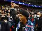 Ronaldinho Gaúcho vê vitória do PSG e é ovacionado no Parc des Princes