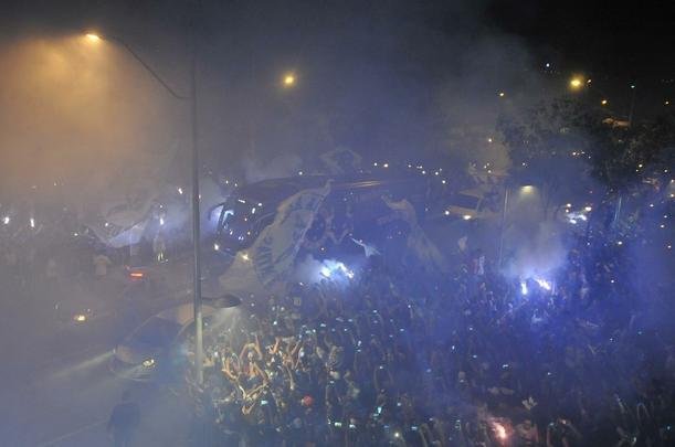Torcida cruzeirense fez grande festa para recepcionar o time no Mineiro antes do duelo com o Flamengo