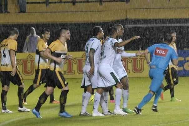 Fotos da vitria de virada do Amrica sobre o Cricima no Estdio Heriberto Hulse, em Cricima, pela Srie B