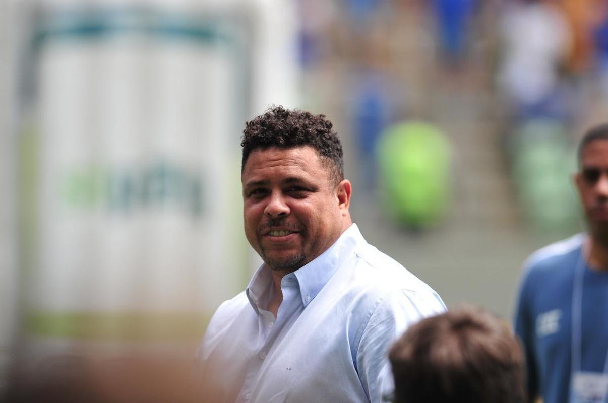 Ronaldo  ovacionado pela torcida do Cruzeiro no Independncia