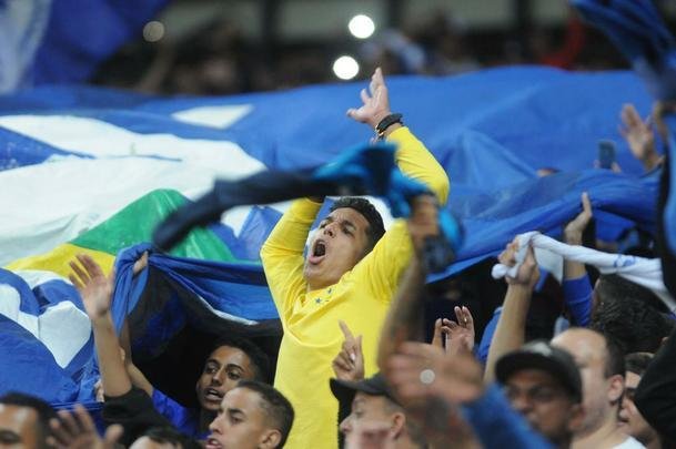 A emoo da torcida do Cruzeiro com a classificao da Copa do Brasil, nos pnaltis, diante do Fluminense. Reprter fotogrfico Alexandre Guzanshe registrou a vibrao de um pai com o filho no colo durante e aps as cobranas. Time celeste avanou s quartas de final