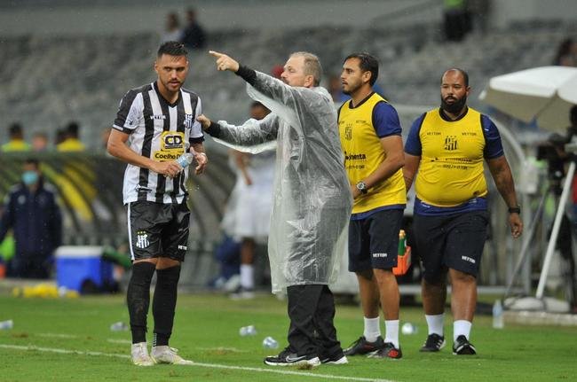 Edu marcou o gol da vitria do Cruzeiro sobre o Democrata-GV no ltimo minuto e mostrou novamente poder de deciso